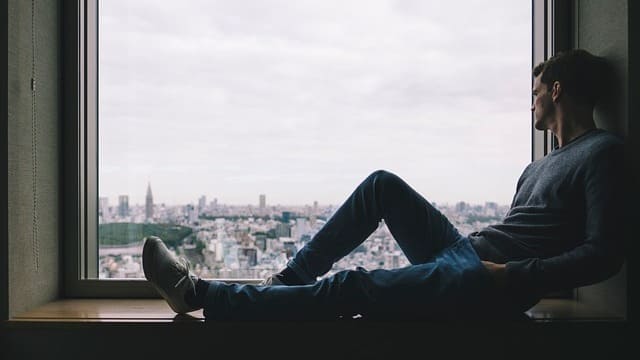 窓辺　男性